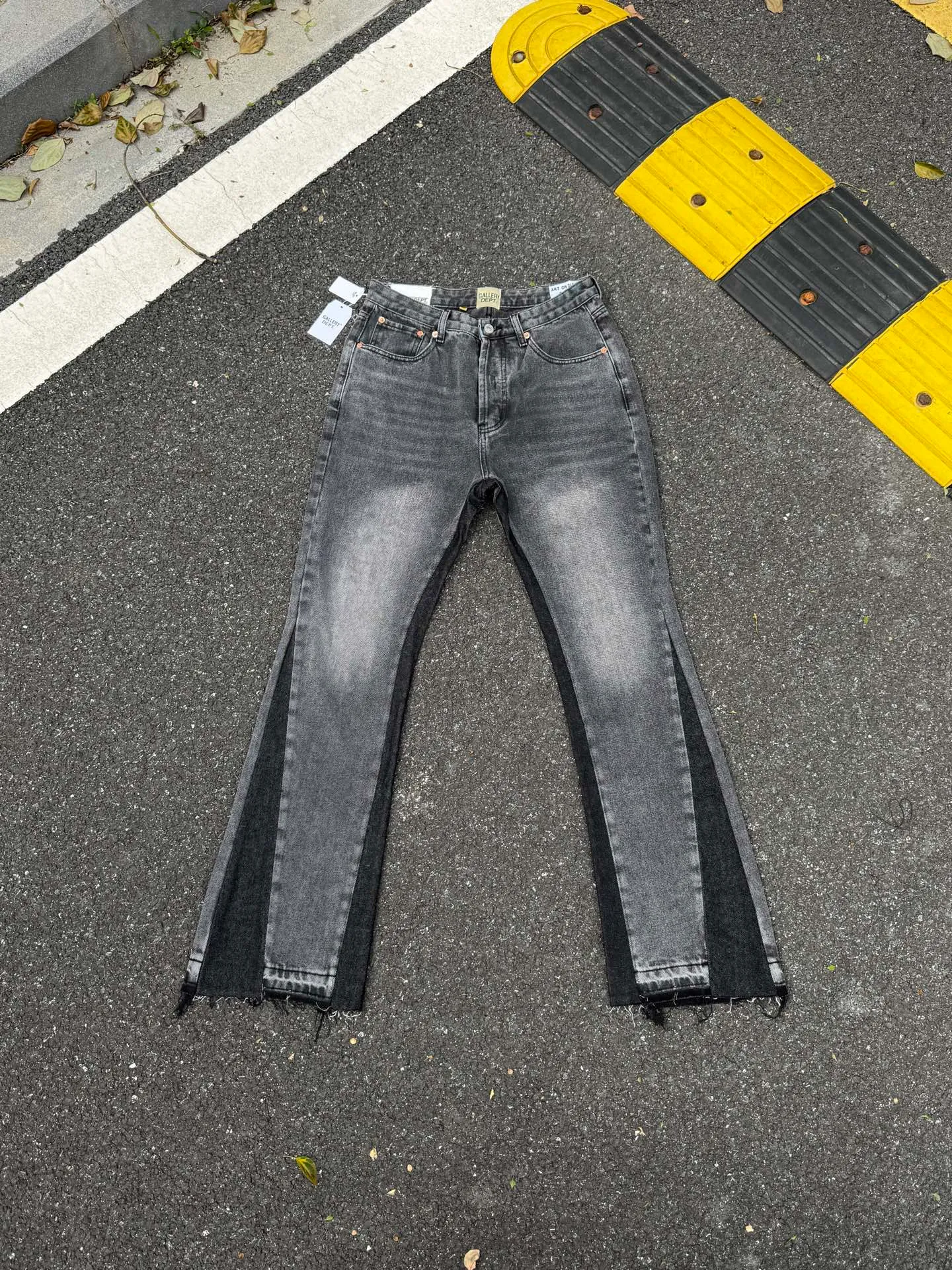 P246💰G990 GALLERY DEPT Denim Flared Jeans Washed and Distressed Spliced ​​Jeans Denim Washing Factory. During this process, the owner of the washing factory helped introduce a boss who once worked for Levi OEM and started his own business. This also paved the way for the following styles. Therefore, Levi's remodeled single product for the base plate is really familiar. Whether it is the fabrics supplied or the lathes used in production, there is nothing to choose from. -Color: Black -Size: S-XXL (corresponding to 28-36)